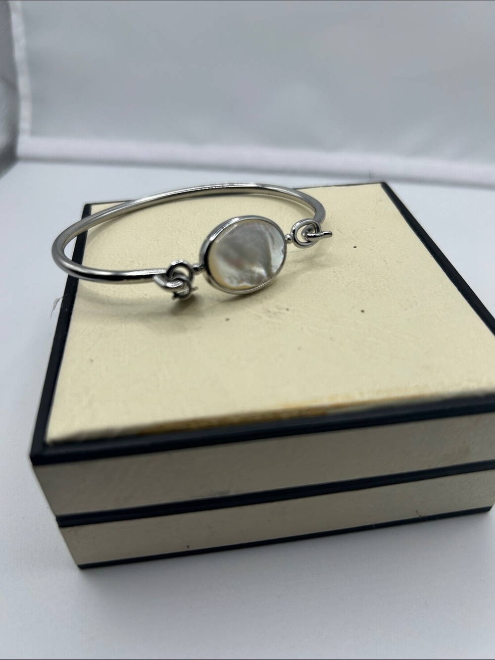 Cookie Lee mother of pearl bangle silver tone
White classic minimalist boho